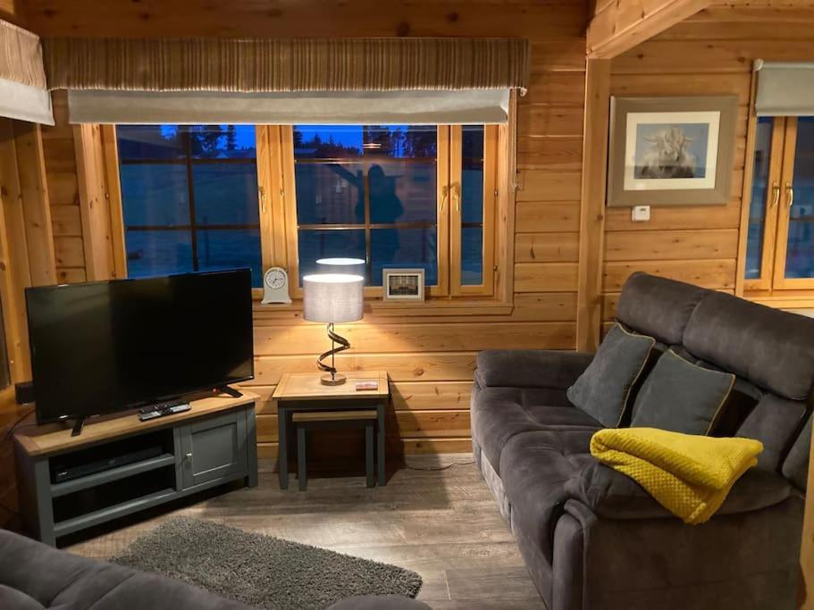 Red Squirrel Log Cabin With Hot Tub Keith Εξωτερικό φωτογραφία
