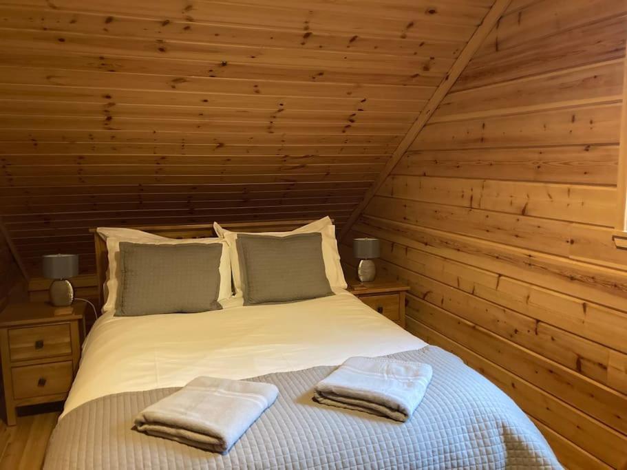 Red Squirrel Log Cabin With Hot Tub Keith Εξωτερικό φωτογραφία