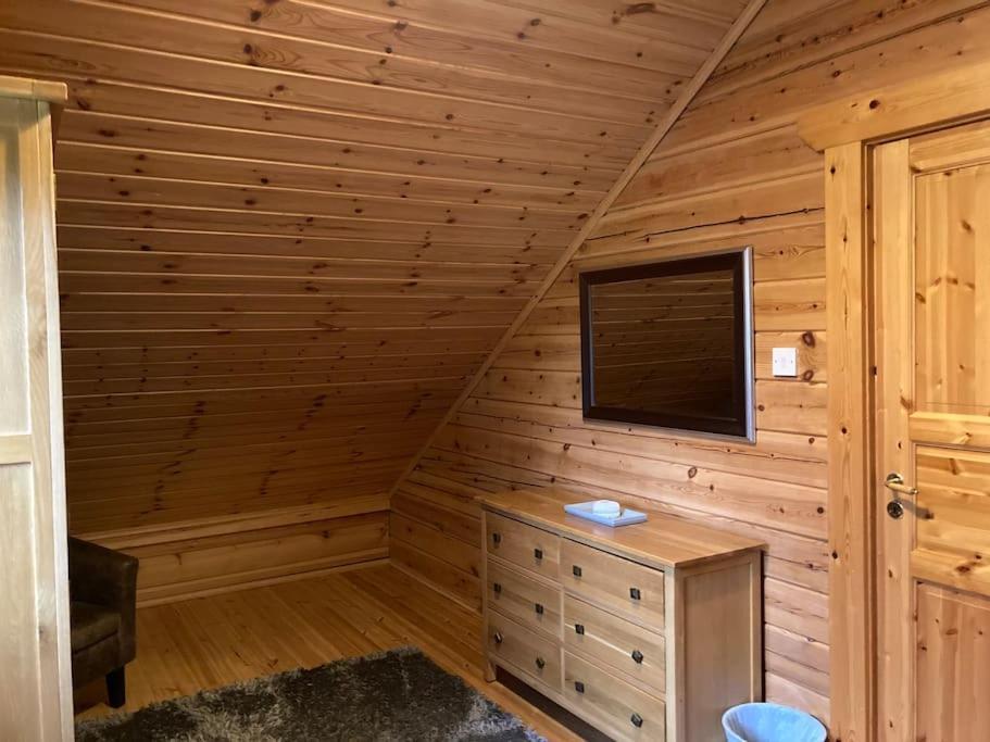 Red Squirrel Log Cabin With Hot Tub Keith Εξωτερικό φωτογραφία