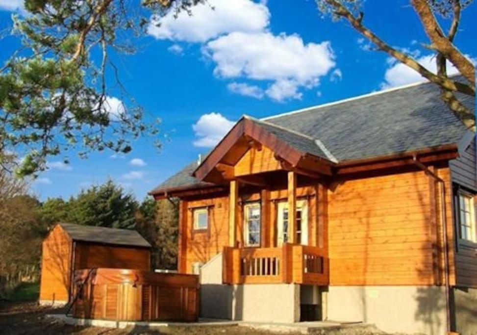 Red Squirrel Log Cabin With Hot Tub Keith Εξωτερικό φωτογραφία