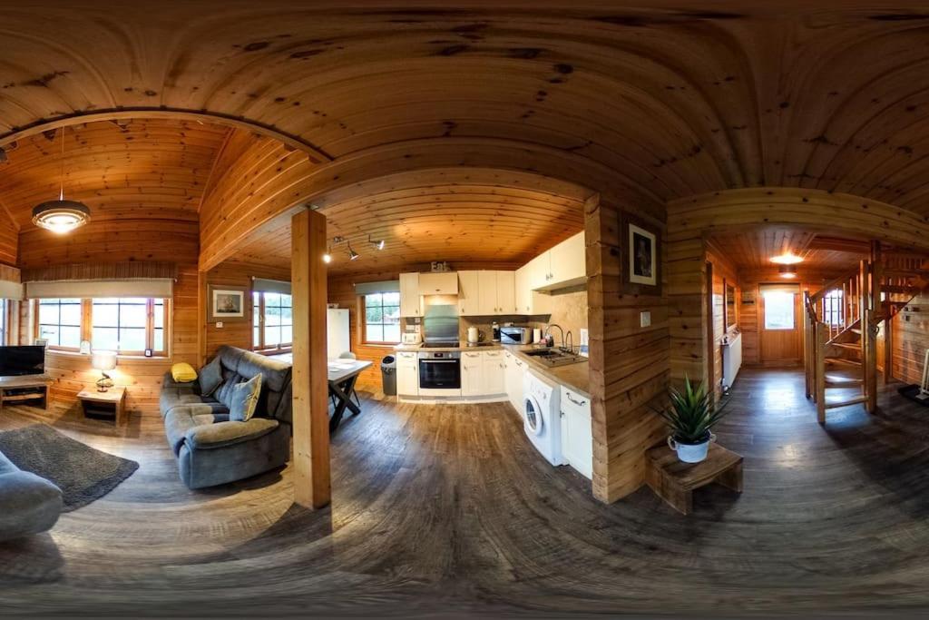 Red Squirrel Log Cabin With Hot Tub Keith Εξωτερικό φωτογραφία